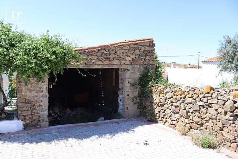 Traditionele woning met tuin voor renovatie