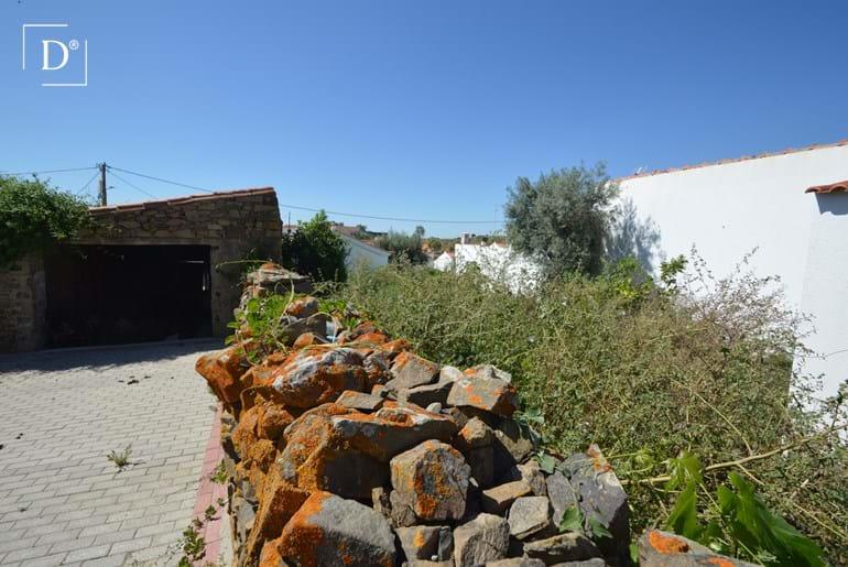 Traditionele woning met tuin voor renovatie