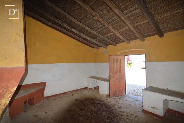 Traditionele vrijstaande woning met tuin voor renovatie