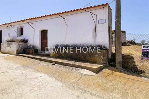 Lantligt hus i portugisisk stil att renovera med 4 sovrum.