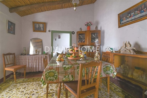 Country house in Portuguese style to renovate with 4 bedrooms.
