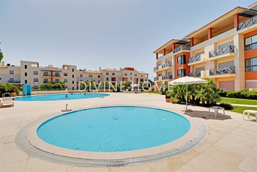 Apartamento elegante com estacionamento privado e piscina