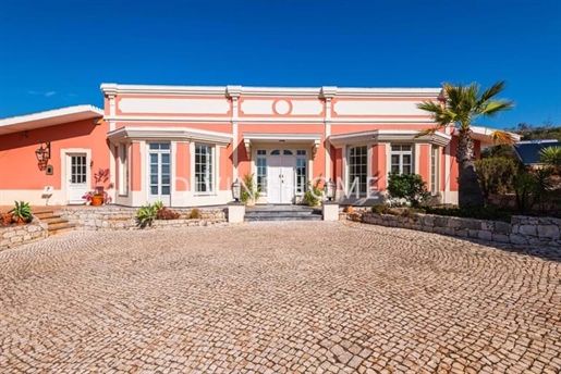 Neoklassisk villa med pool, bastu och tennisbana i exceptionellt läge.