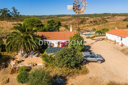 Moradia tradicional com anexo e vistas deslumbrantes sobre o campo