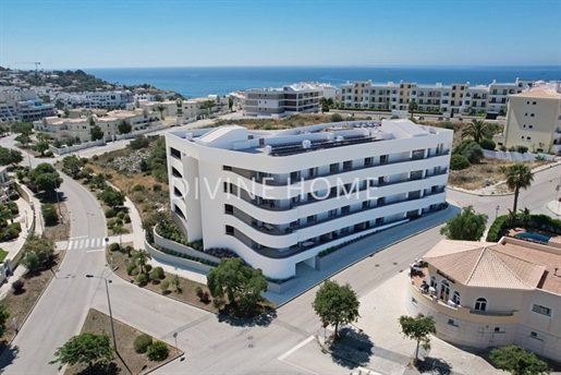 Apartamento T2 recentemente construído com piscina partilhada e a 300 metros da praia.