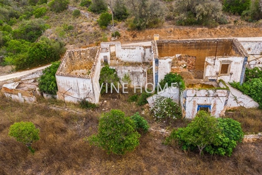 Land und Ruinen in der Nähe von Alcantarilha