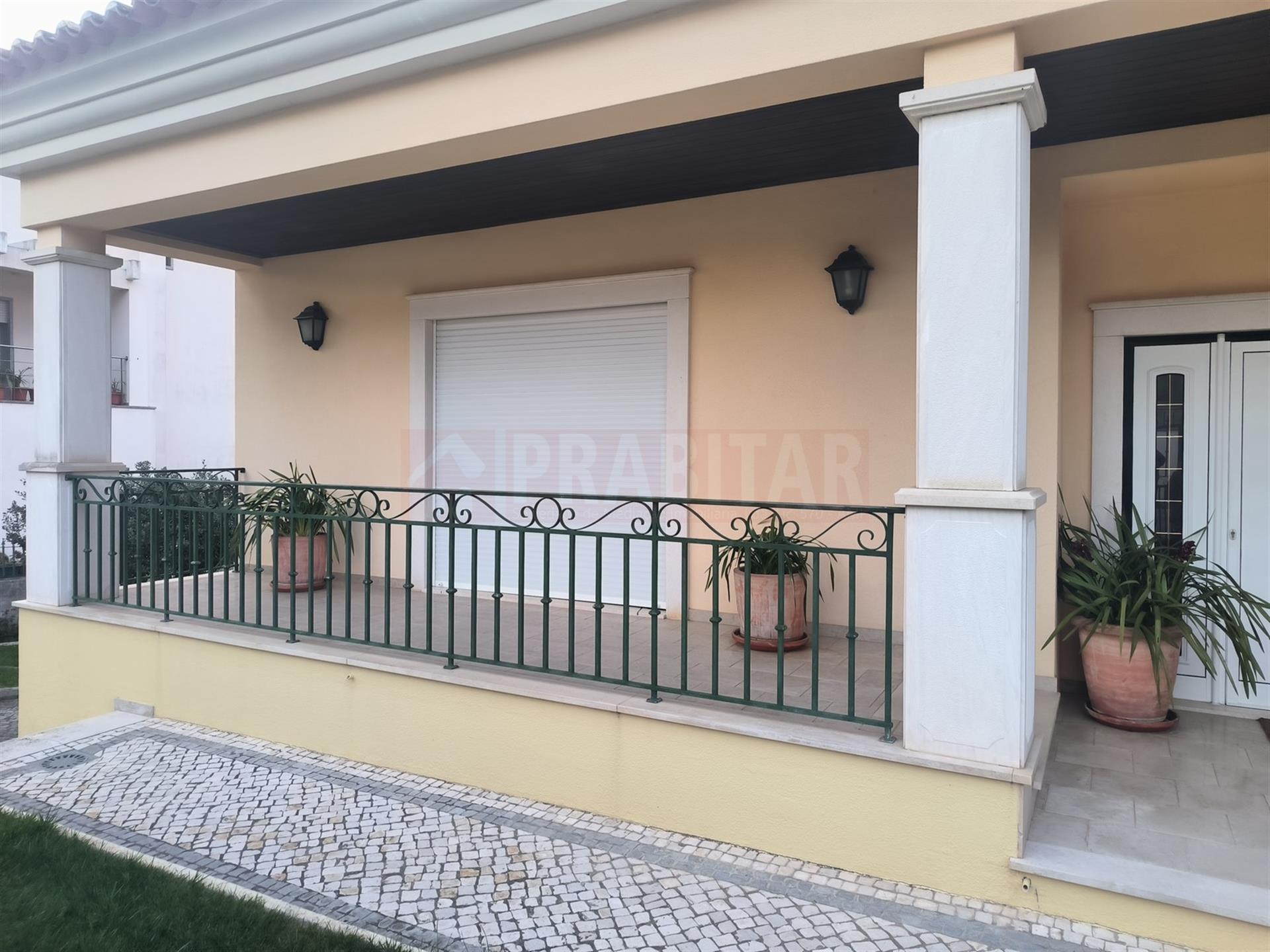 Detached villa with patio, swimming pool and garden 10 minutes from Coimbra.