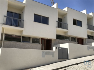 Maison T3 à Porto de 196,00 m²