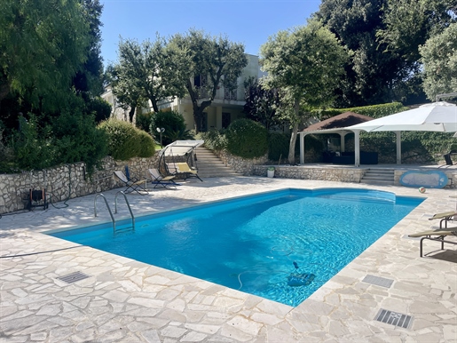 Villa A Prestigiosa Selva di Val Gardena con Piscina, Giardino e Vista Mare