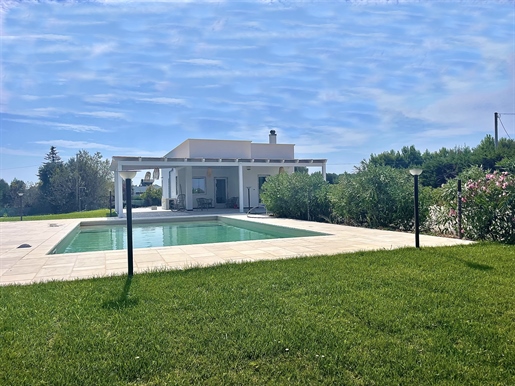 Newly Renovated 2 Bedroom Villa - Fabolous Location- With Pool