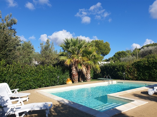 Luxe villa met 4 slaapkamers - in het prestigieuze Selva di Fasano - met zwembad