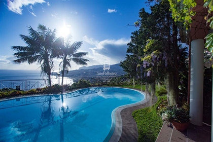Vue panoramique sur l’océan et Funchal depuis une villa haut de gamme à Neves