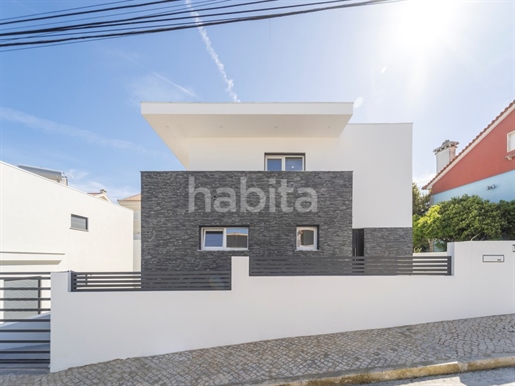 House for sale in Charneca da Caparica