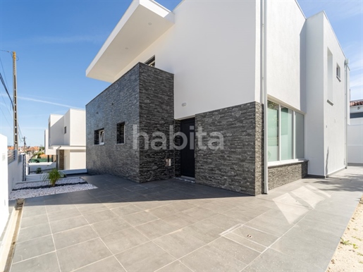 House for sale in Charneca da Caparica