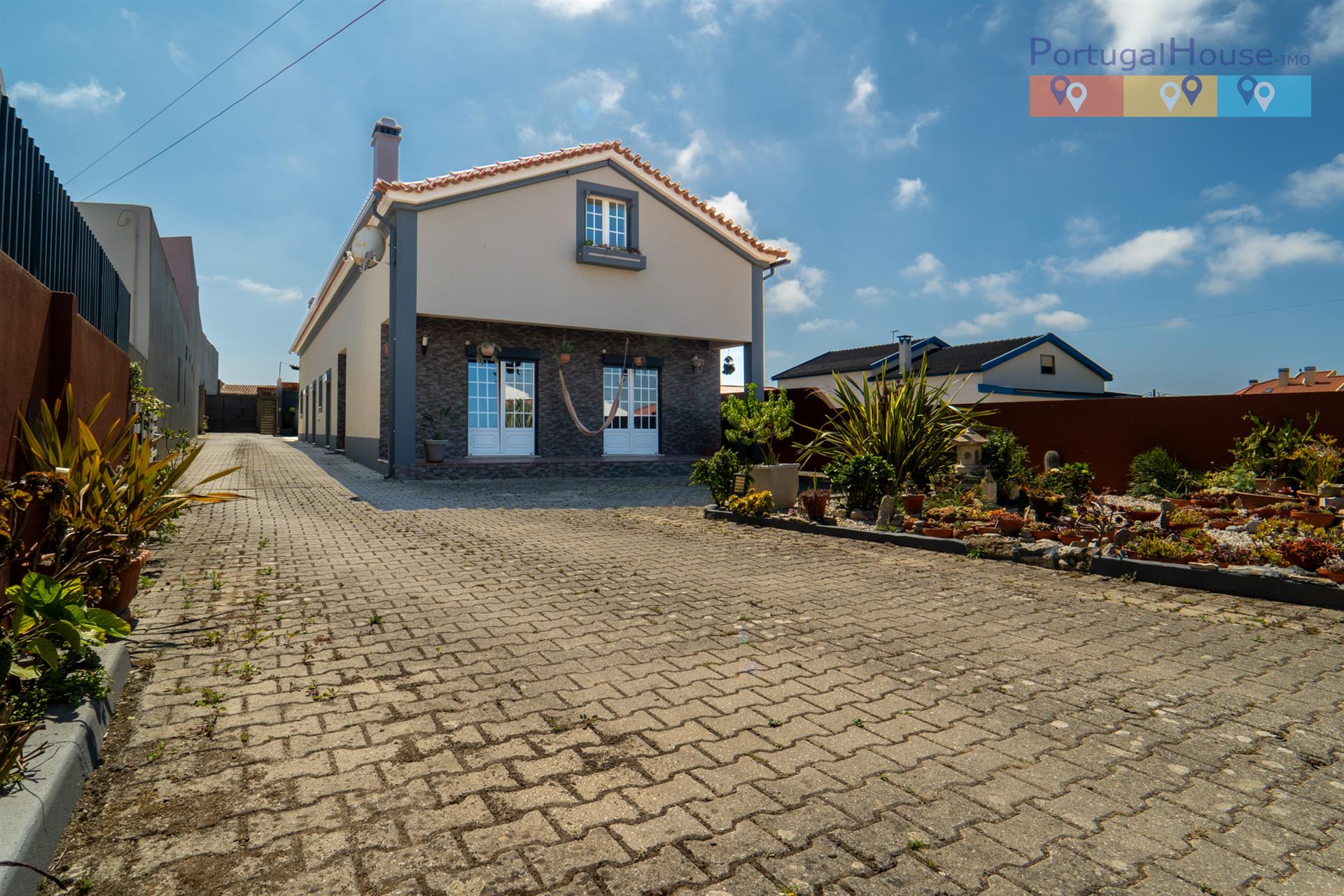 Independent 3-bedroom house with 2-bedroom annex and 5,000 meters of land.