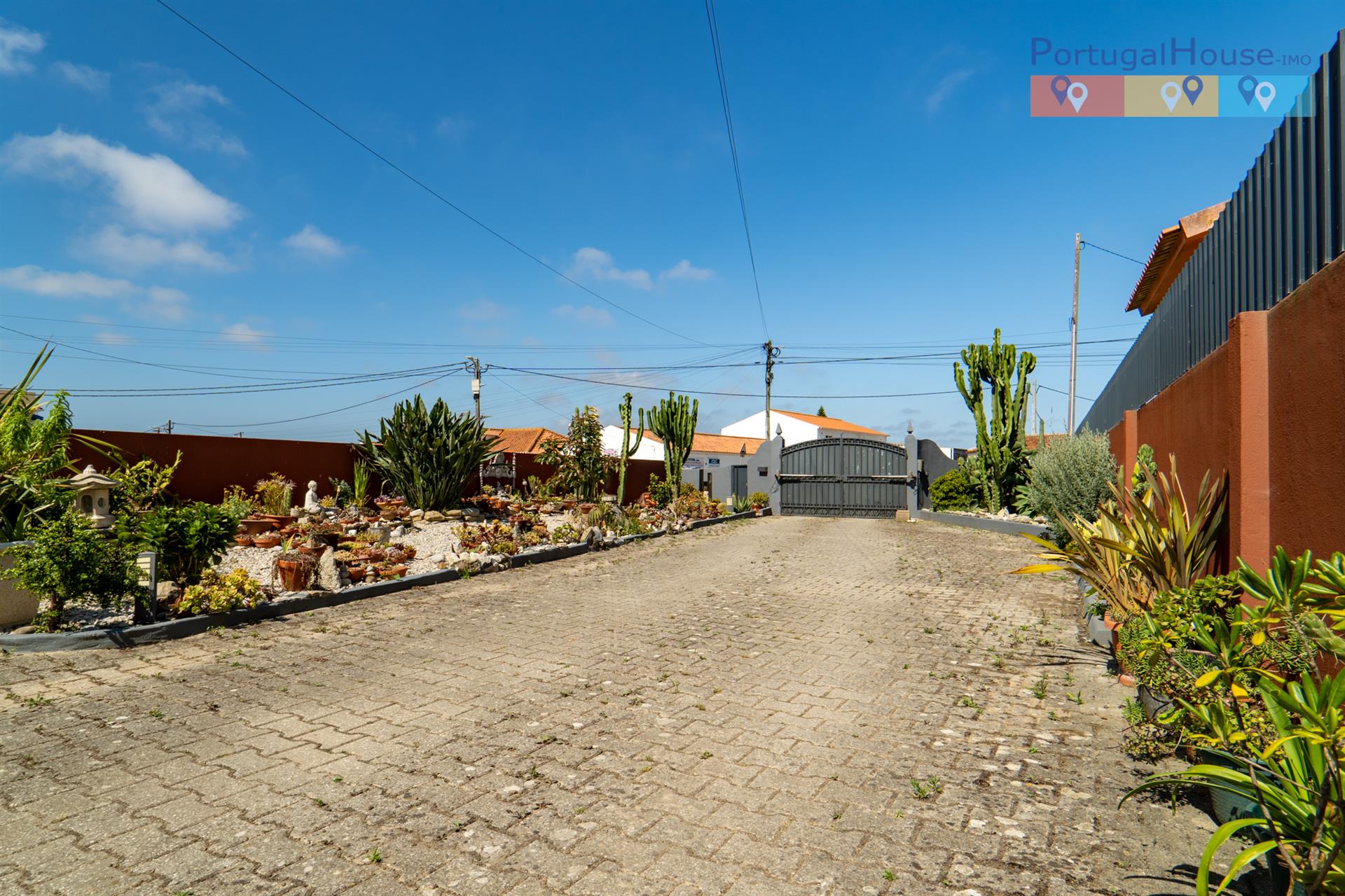 Independent 3-bedroom house with 2-bedroom annex and 5,000 meters of land.