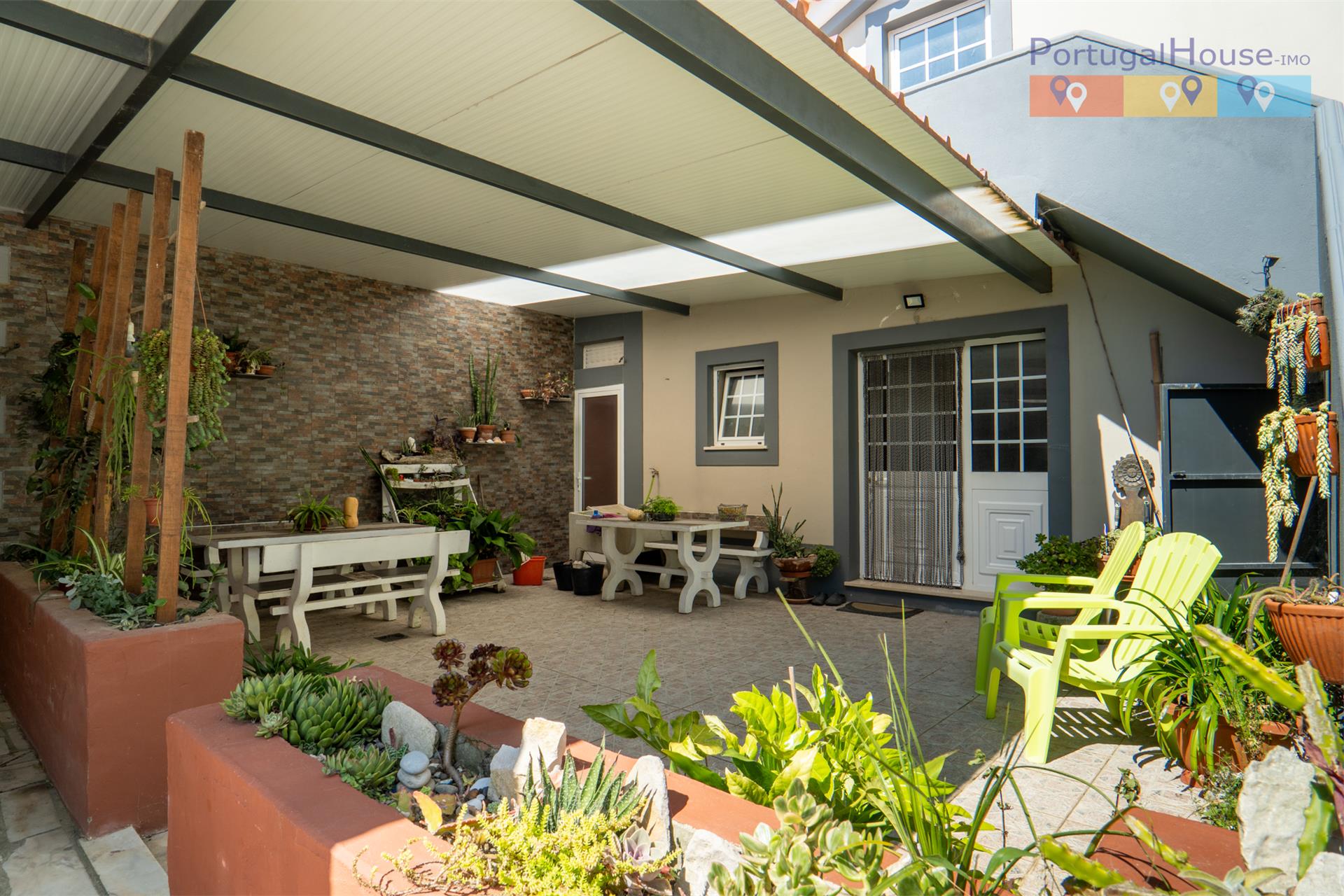 Independent 3-bedroom house with 2-bedroom annex and 5,000 meters of land.