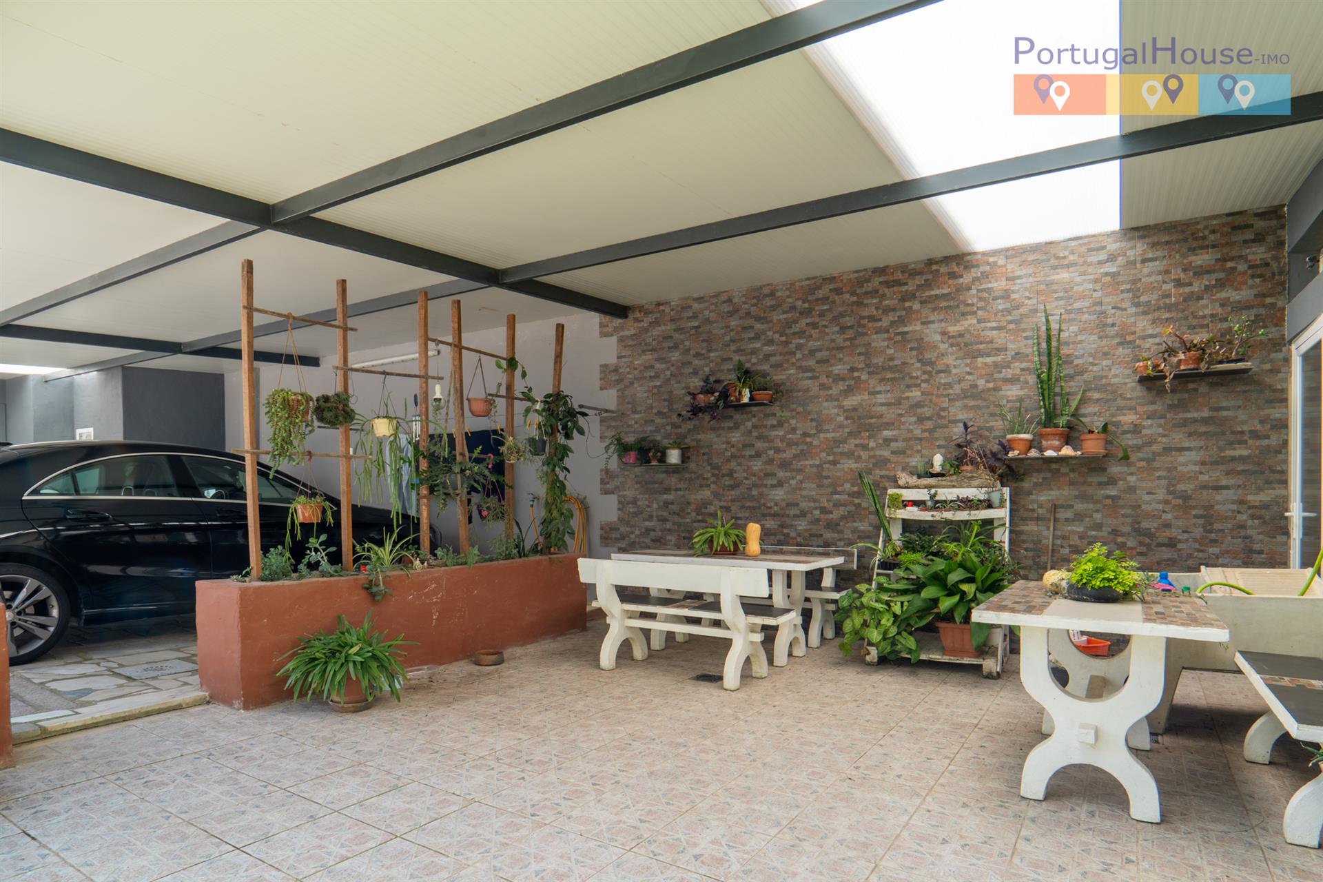 Independent 3-bedroom house with 2-bedroom annex and 5,000 meters of land.
