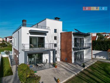 Modern 4 bedrooms villa with straight lines with excellent sun exposure.