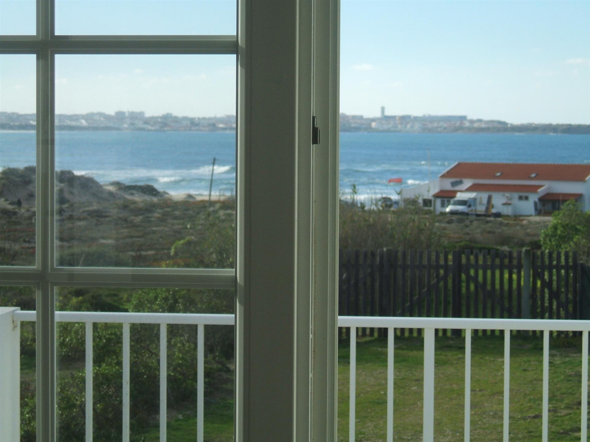 Villa T3 in the best area of Baleal beach with direct views of the beach and the sea