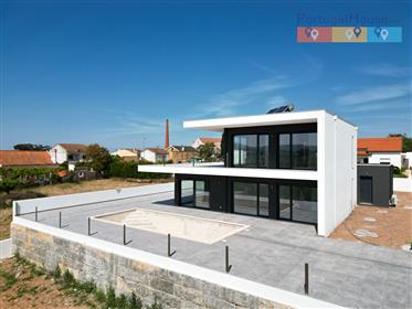 Vivendas novas T4 de arquitetura moderna e linhas direitas no concelho do Cadaval em lote de 1200 m2