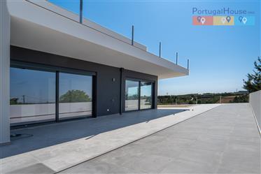 New T4 villas with modern architecture and straight lines in the municipality of Cadaval in a plot o