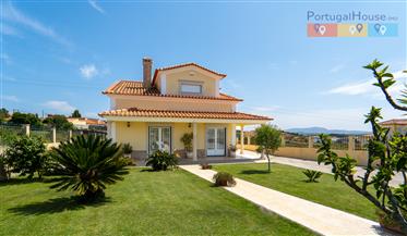 Single storey house T4 at 35 minutes from Lisbon and 15 minutes from the beaches.
