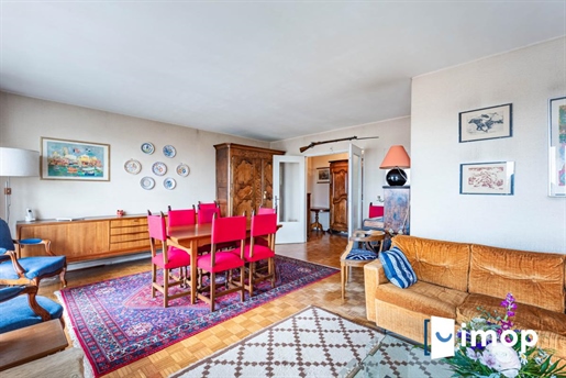 At the foot of the Bois de Vincennes and the M°Liberté. Brightness for this 5-room apartment