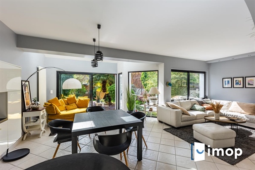 12 minutes from the RER A La Varenne. Living room opening onto the garden. 5 bedrooms