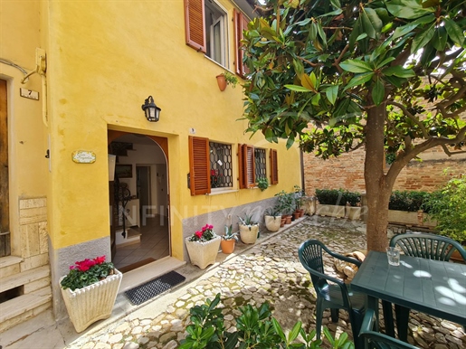 Dom w zabudowie bliźniaczej o powierzchni 100 m2 w Montalto delle Marche