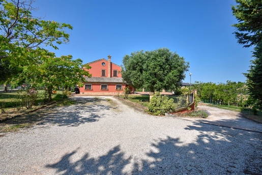 Landhaus / Hof von 247 m2 in Morrovalle