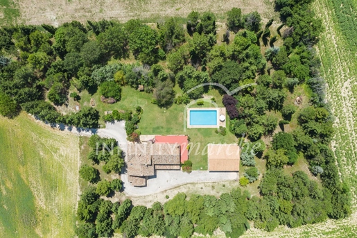 Landhaus / Hof von 678 m2 in Appignano