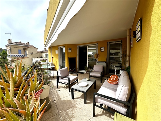 Apartment T4 old town center La Ciotat with large terrace and underground parking