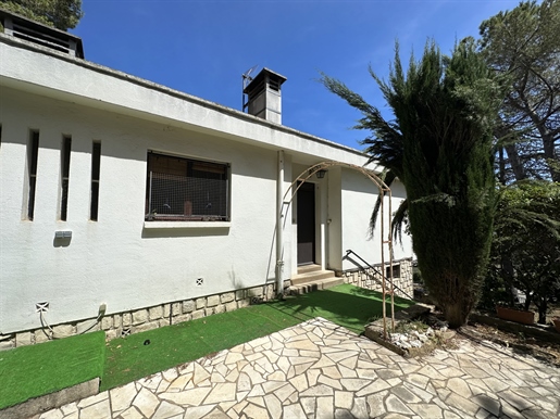 Carnoux: Flat roof villa with open view and great potential