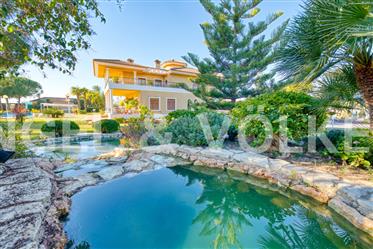 Prestigeträchtige Villa mit außergewöhnlichem Garten 