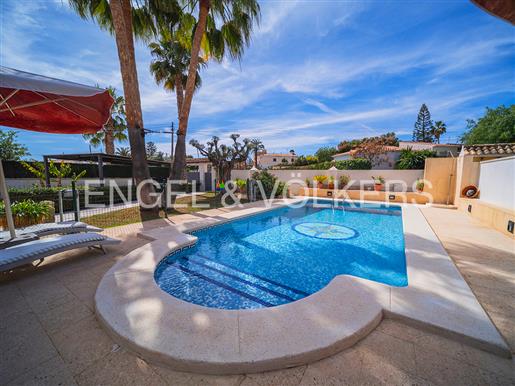 Family-Friendly and Cozy in an Idyllic Setting A residence located in San Juan of Alicante, only 10 