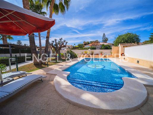 Family-Friendly and Cozy in an Idyllic Setting A residence located in San Juan of Alicante, only 10 