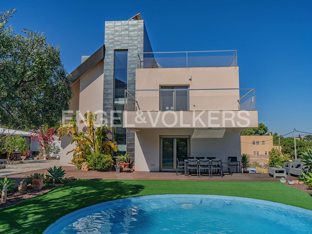Design and Tranquility with Panoramic Views
