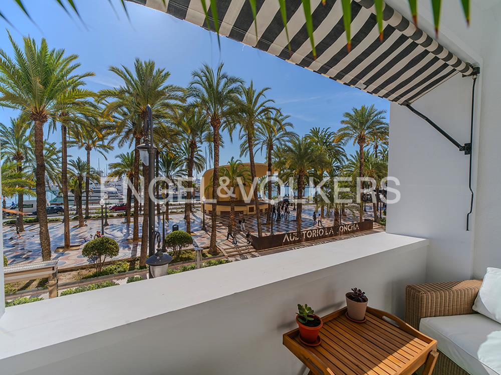 Impressionnant et Exclusif sur l'Esplanade Face au Port