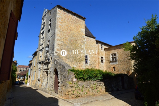 Hôtel particulier classé de 400 m2 dans un des plus beaux villages du Périgord Noir