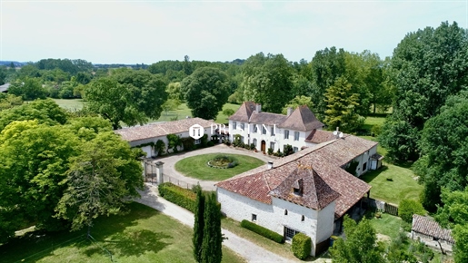 Splendide demeure et son domaine de 12 hectares. Proche des commerces. Secteur Sud-Est de Bergerac.