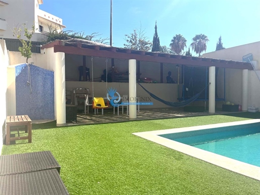 Moradia T3+1 com piscina localizada nos Caliços em Albufeira