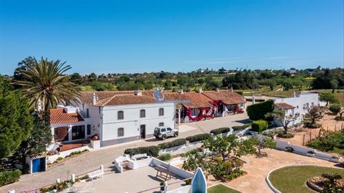 Gård beliggende mellem Guia og Vale de Parra i Algarve