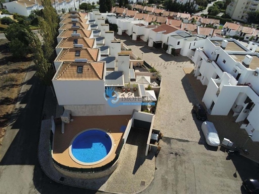 Doppelhaushälfte mit 3+2 Schlafzimmern und Psyche und Garage in Vilamoura