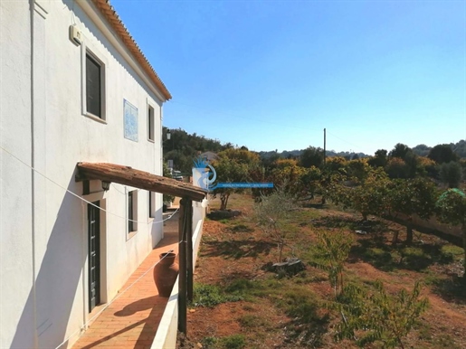 Kleiner Bauernhof zum Verkauf mit einer Villa mit 3 Schlafzimmern, von traditioneller Motte, komplet