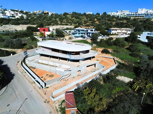Moradia moderna T4 para venda, em fase de construção, com vista mar Albufeira