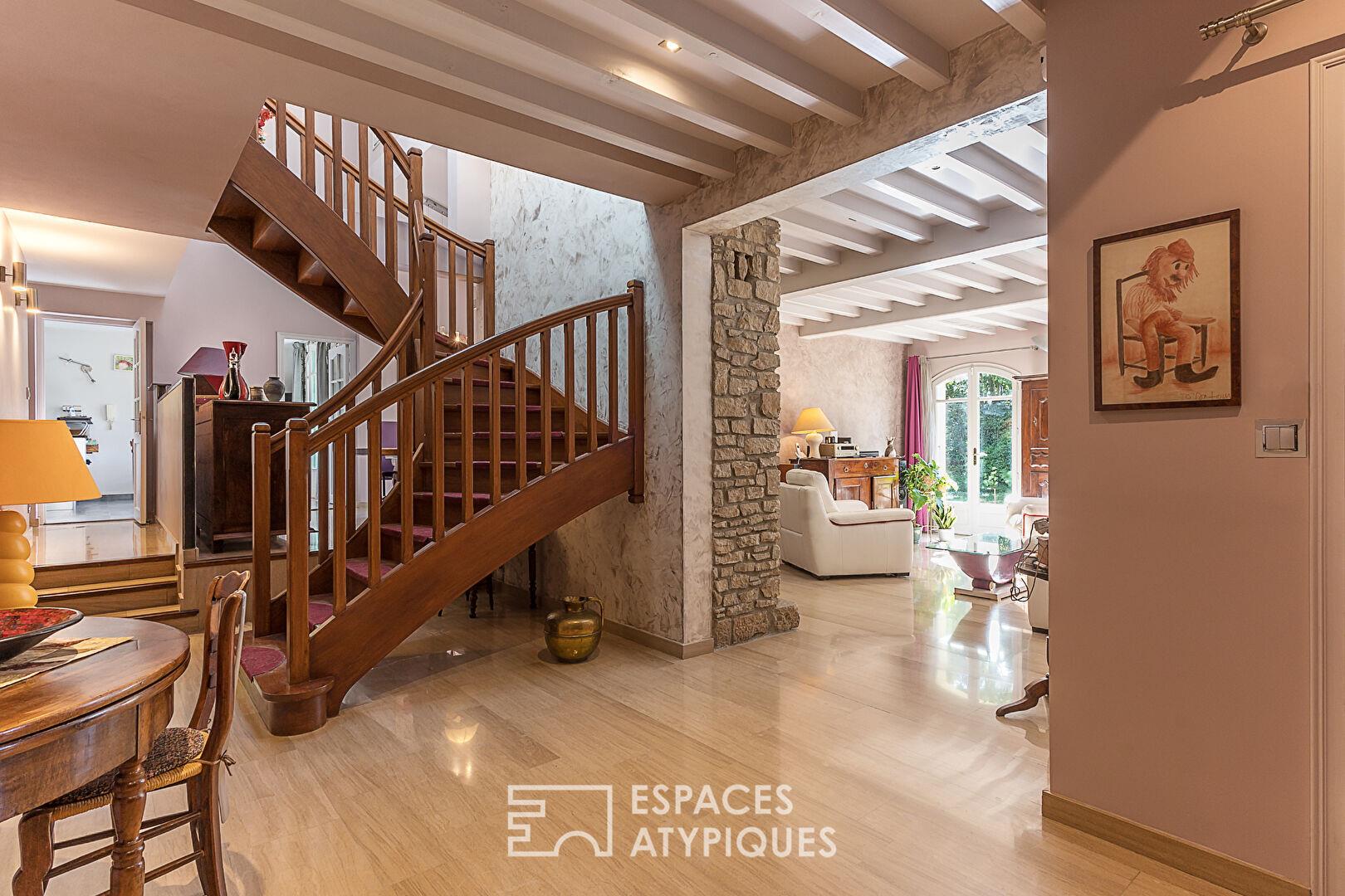 Bright architect-designed house with landscaped garden and swimming pool ? sought-after area in Vale
