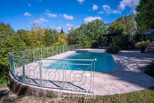 Characterful former sheepfold with charming garden close to the Rhone axis
