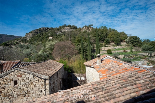 Typisch stenen huis in een charmant dorpje in het zuiden van de Ardèche
