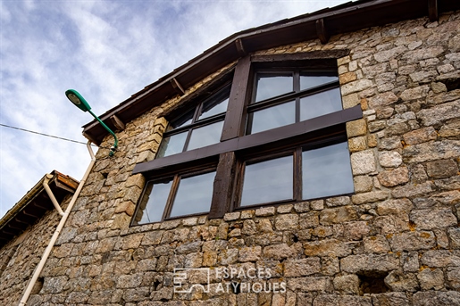 Une touche d'originalité se frotte à la rusticité d'une maison de campagne en Ardèche Verte